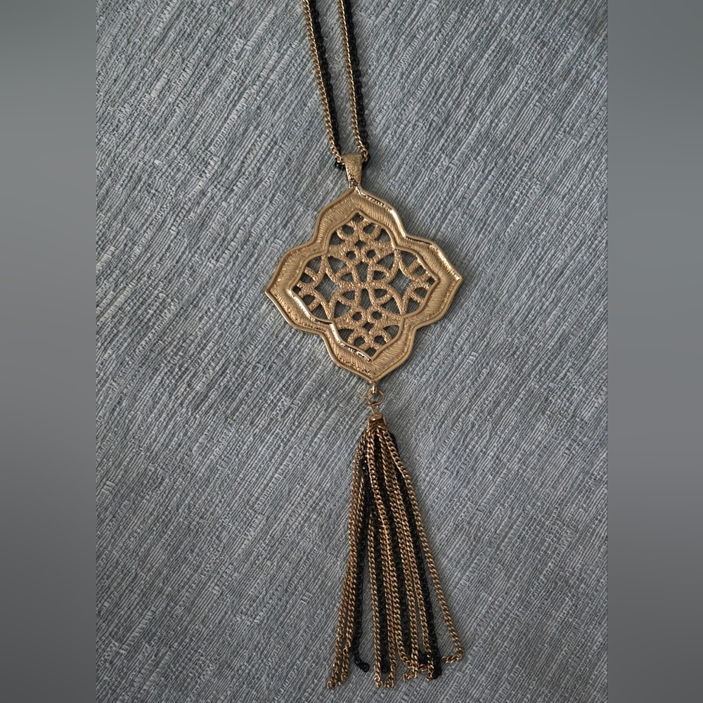 🌸HP🌸Long Black and Gold Chain Statement Piece w/Large Gold Pendant